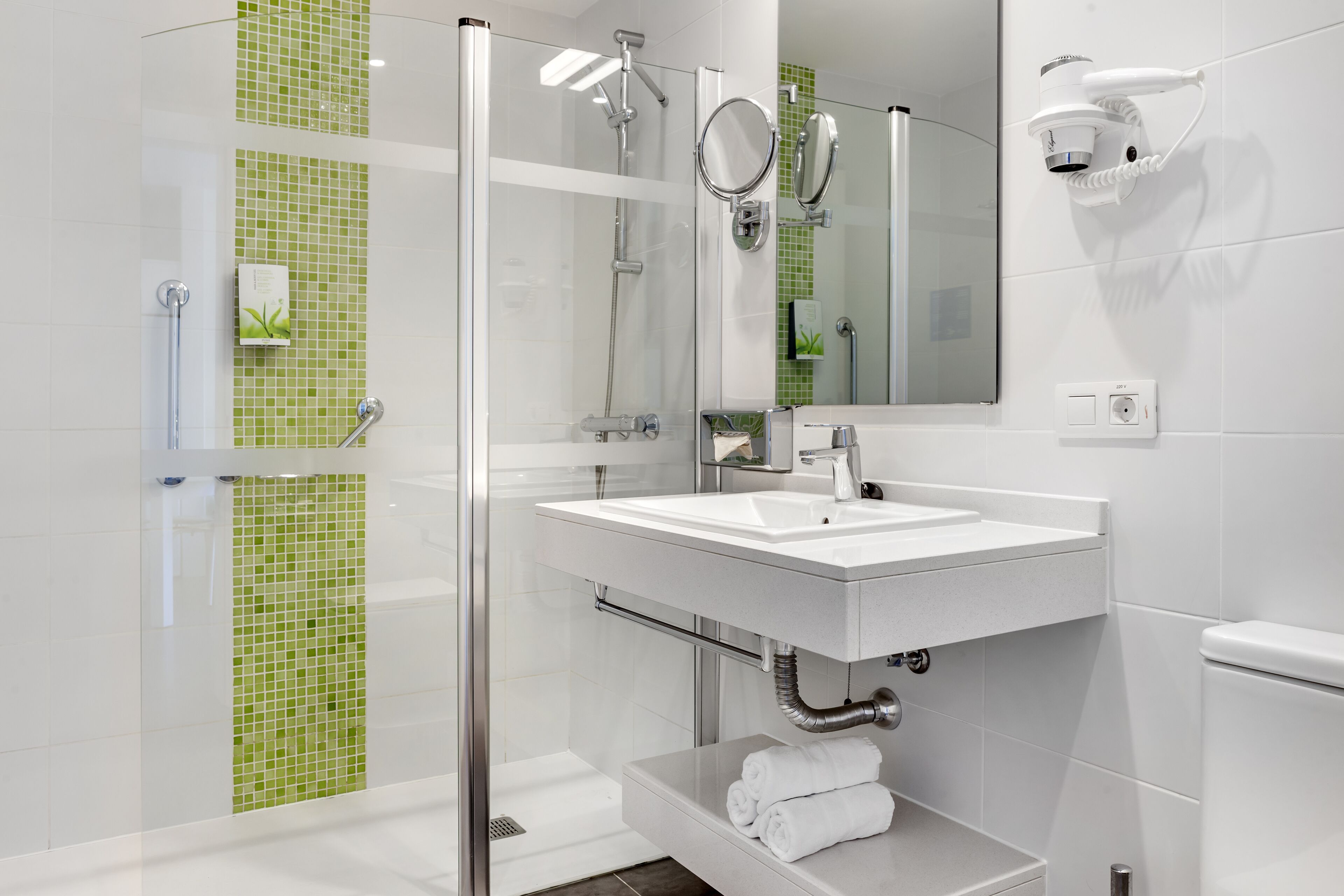 combined shower/bathtub, eco-friendly toiletries, hair dryer, towels