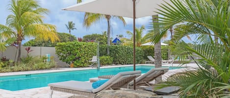2 outdoor pools, pool loungers