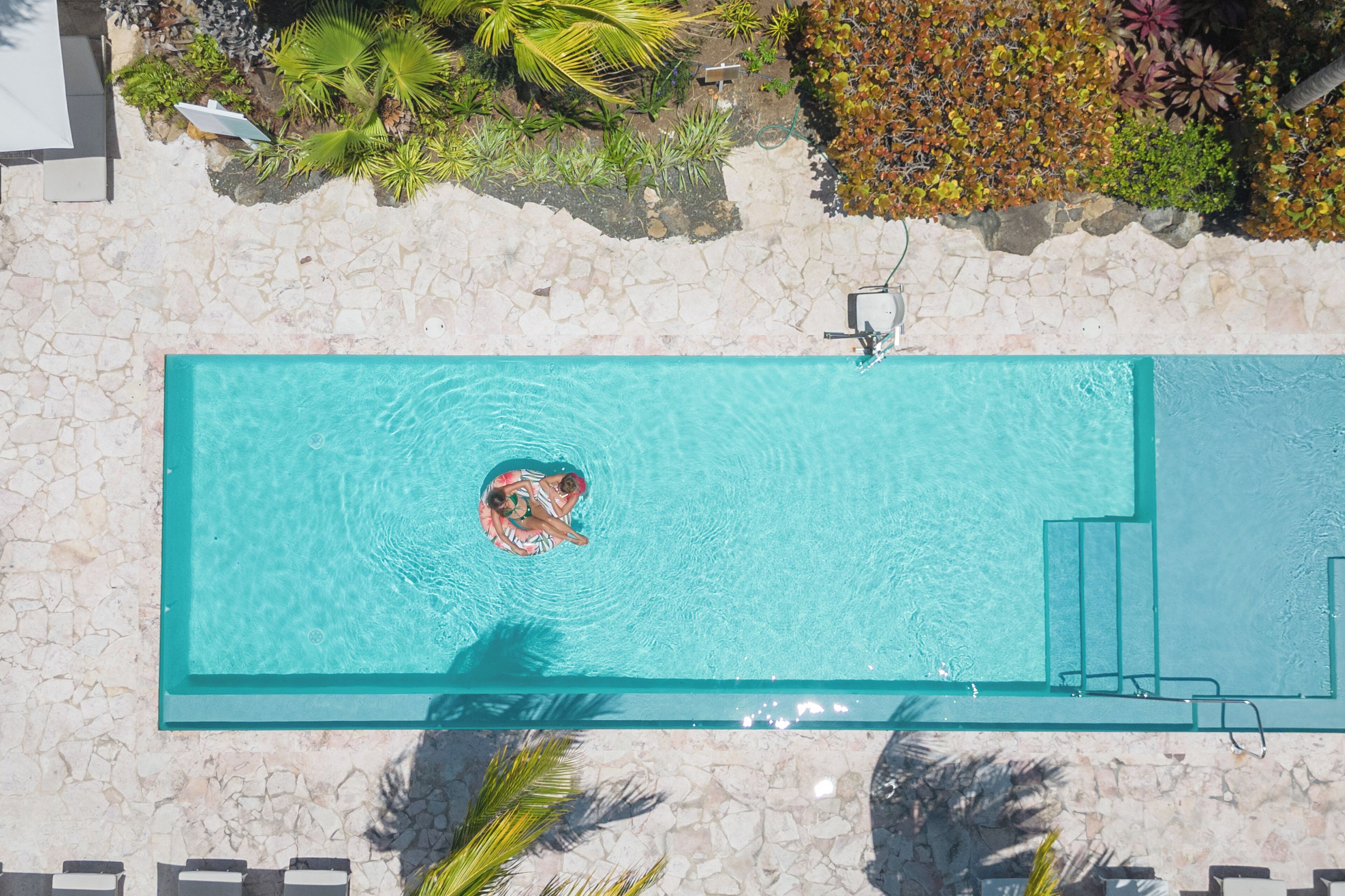 2 outdoor pools, pool loungers