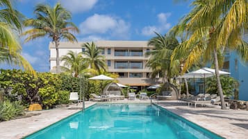 2 piscinas al aire libre, tumbonas