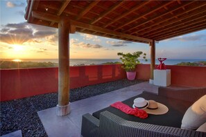 Penthouse - for Cool Adults Only | Utsikt mot strand/hav