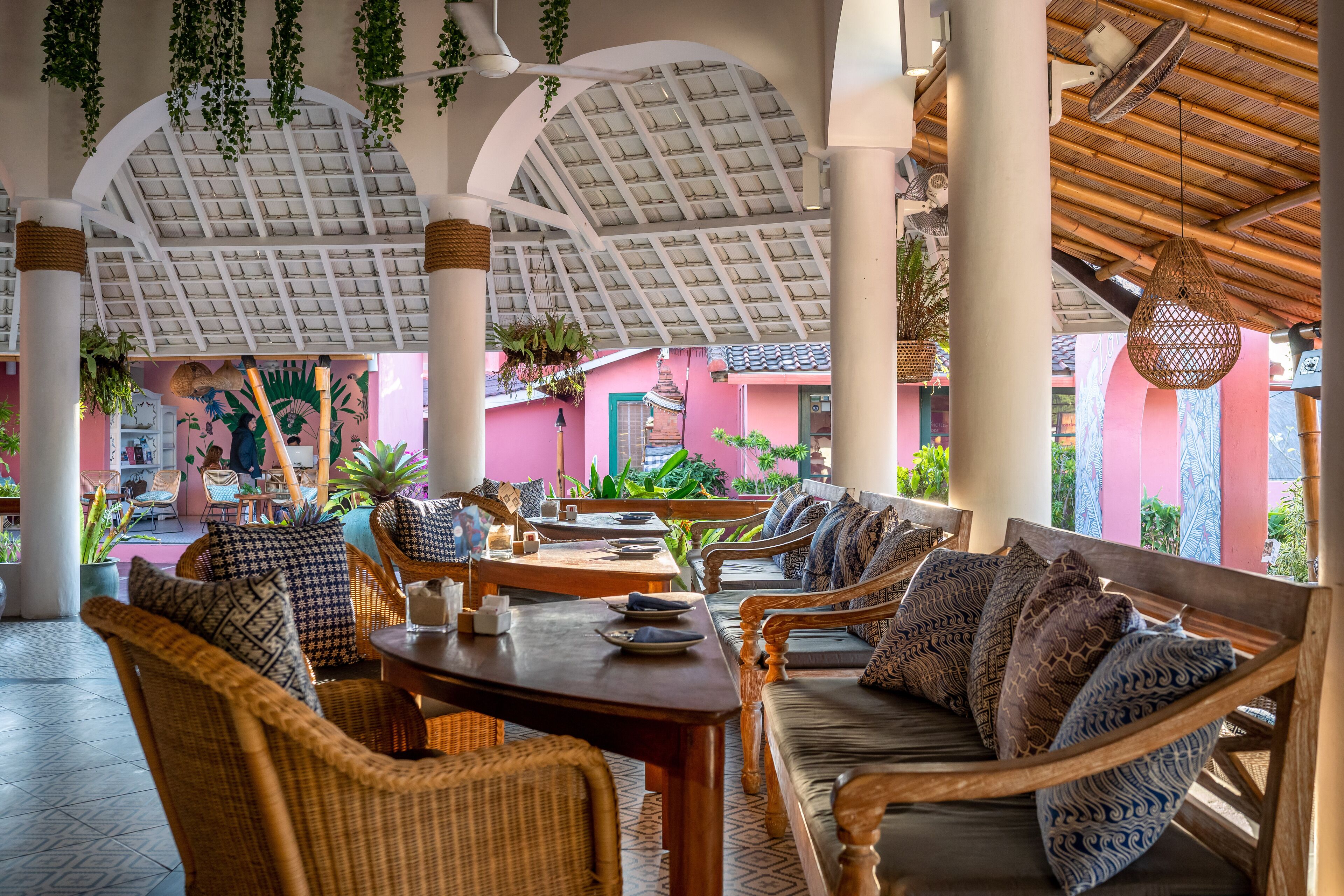 ピンクココ ウルワツ - コンスタント サプライゼズ & フォー クール