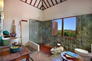 Penthouse - for Cool Adults Only | Baño | Ducha, secador de pelo, bidé y toallas