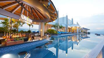 2 indoor pools, 3 outdoor pools, lifeguards on site