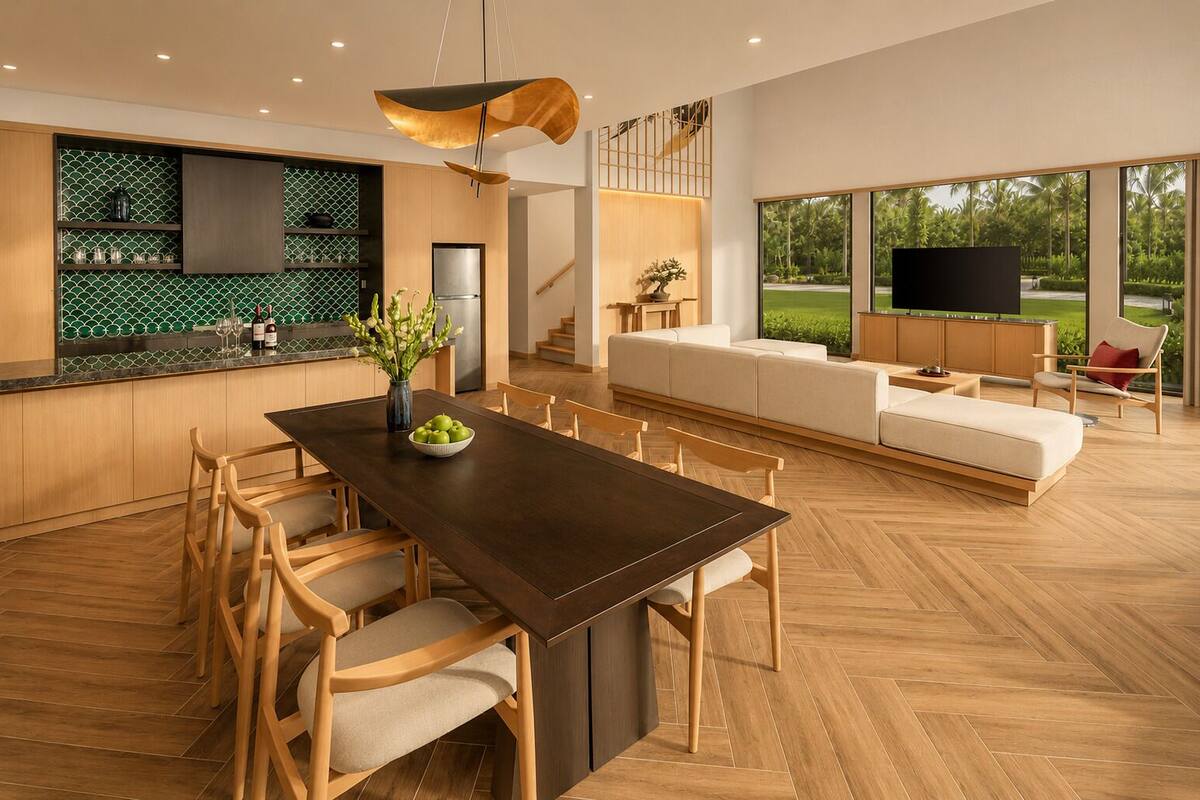 Een moderne keuken met een eetgedeelte, houten vloeren en een groot raam met uitzicht op groen.