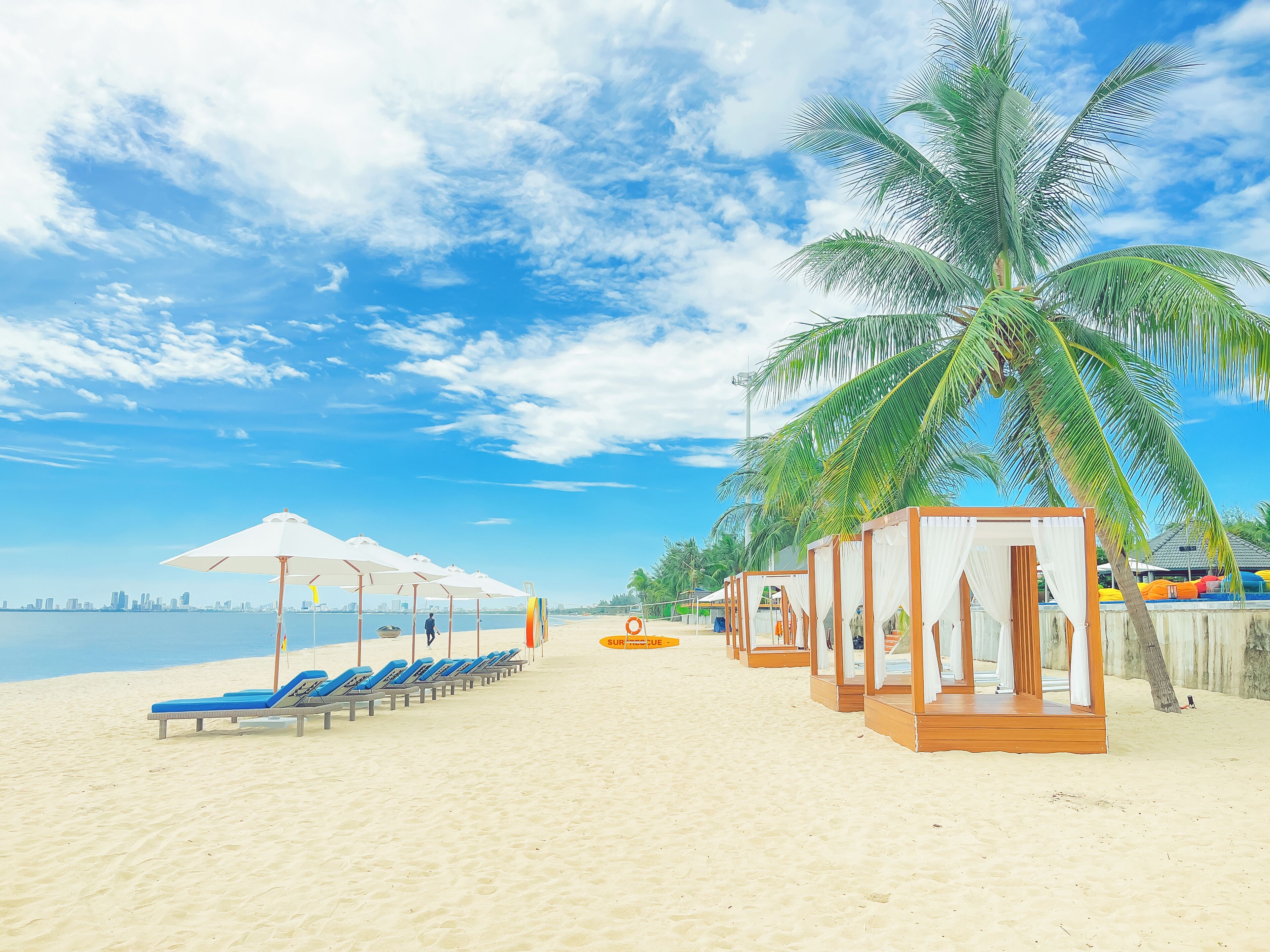 Een privéstrand, een strandbar