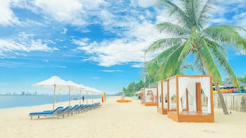 Een privéstrand, een strandbar