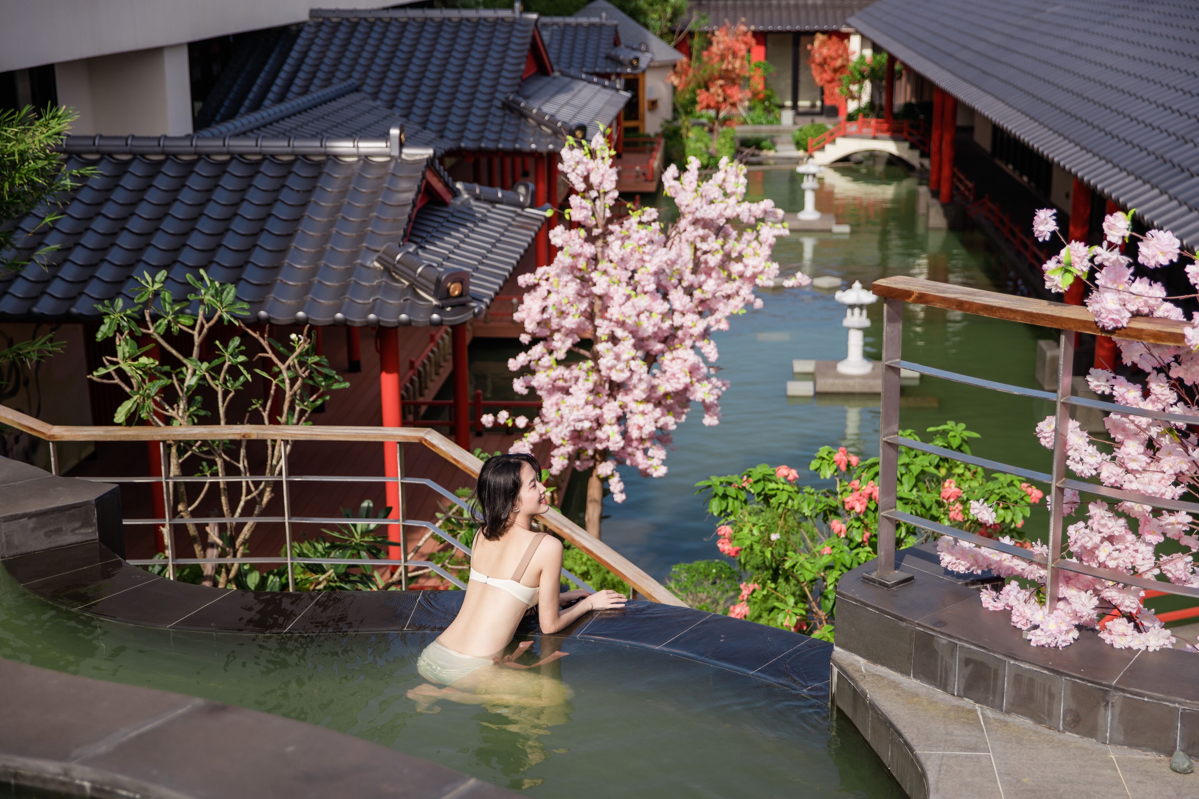 Suối nước nóng