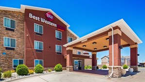 Ett Best Western Plus-hotell med en fasad av tegel, många fönster och en överbyggd entré.