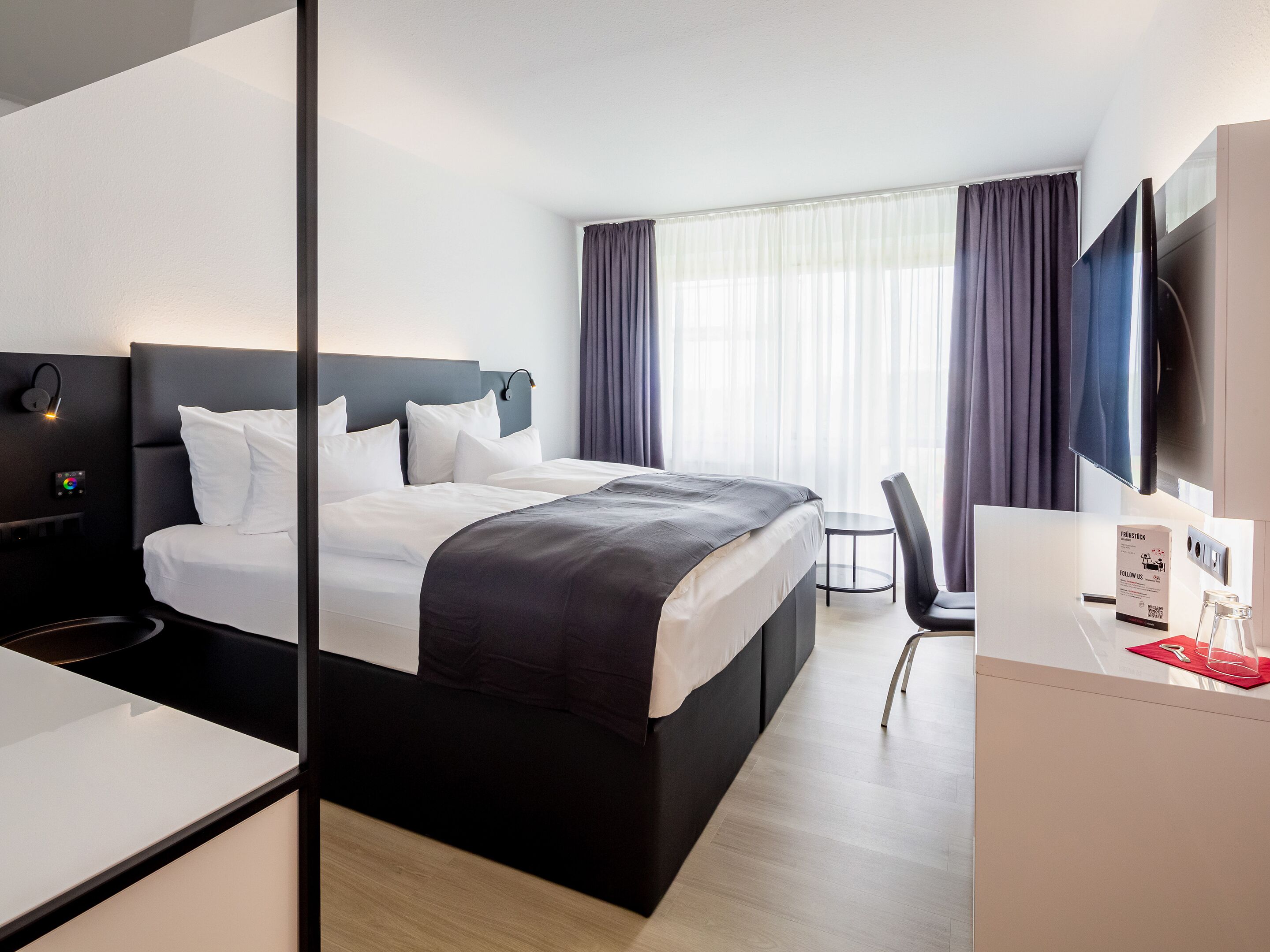 Free minibar, free WiFi, individually furnished, bed sheets