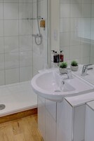 Escritorio, tabla de planchar con plancha, wifi gratis y ropa de cama