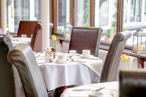 Desayuno completo diario (GBP 10.95 por persona)