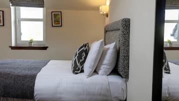 Standard Room, 1 King Bed, Non Smoking, Mountain View | Desk, iron/ironing board, free WiFi, bed sheets