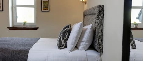 Habitación estándar, 1 cama de matrimonio grande, no fumadores, vistas a la montaña | Escritorio, tabla de planchar con plancha, wifi gratis y ropa de cama