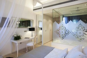 Minibar, caja de seguridad en la habitación y escritorio 