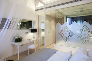 Habitación superior, 1 cama de matrimonio | Minibar, caja fuerte, escritorio y cortinas opacas