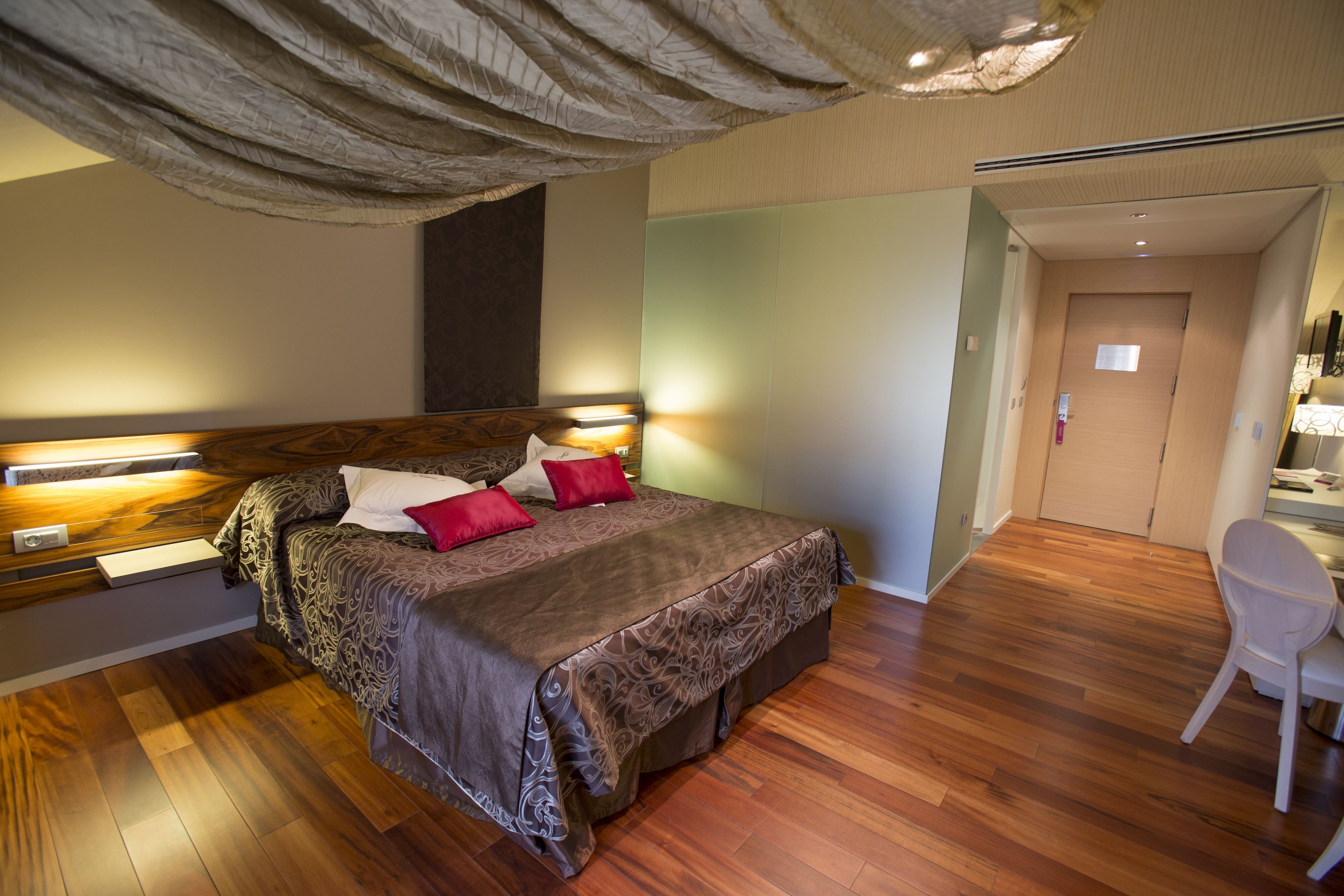 Une chambre à coucher avec un lit en bois, un bureau et une chaise.