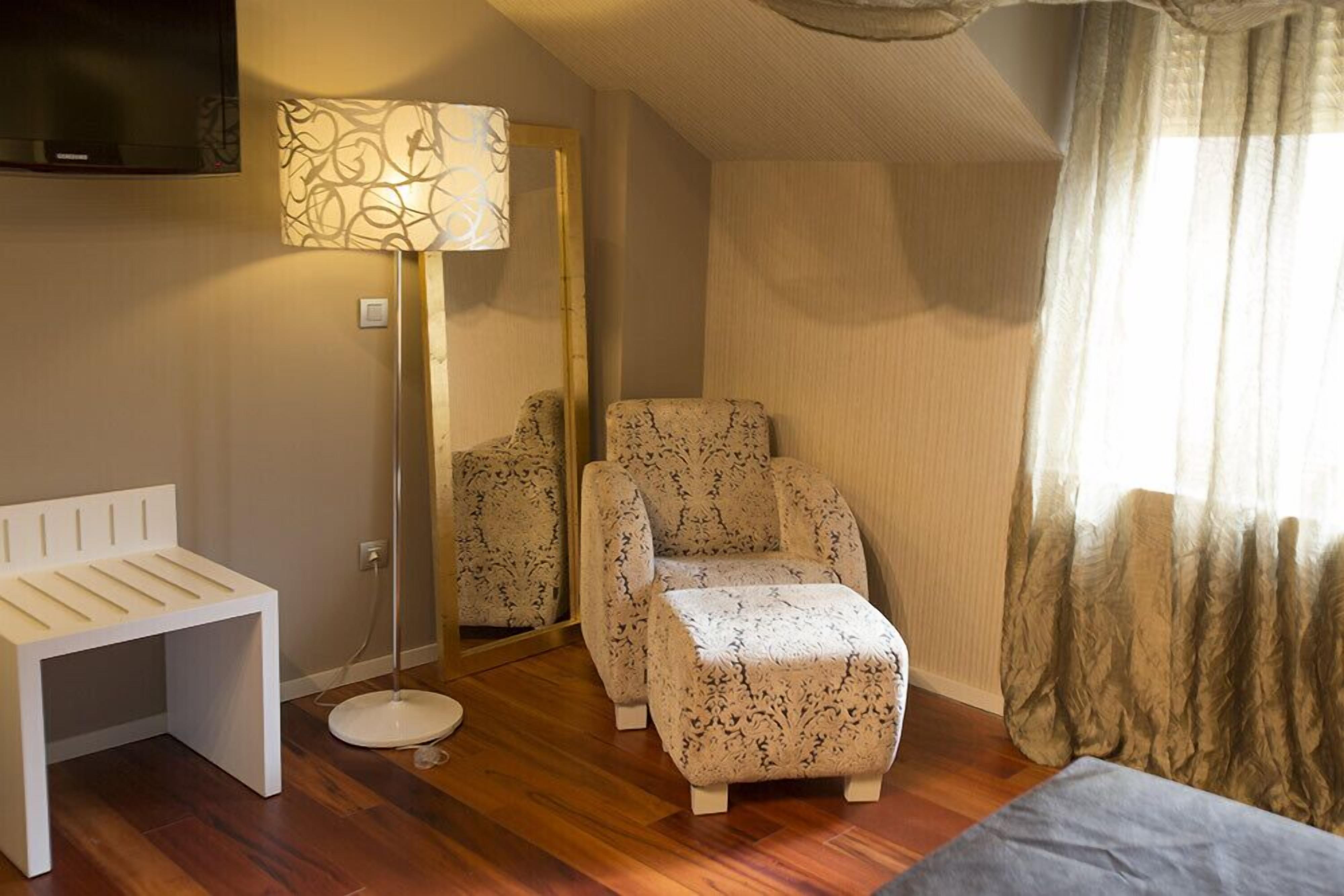 standard double room, 2 single beds | minibar, in-room safe, desk, blackout curtains