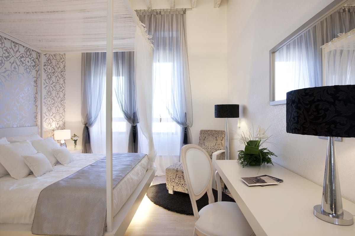 superior room, 1 queen bed | minibar, in-room safe, desk, blackout curtains