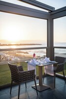 Se sirven desayunos, almuerzos y cenas; con vista a la playa