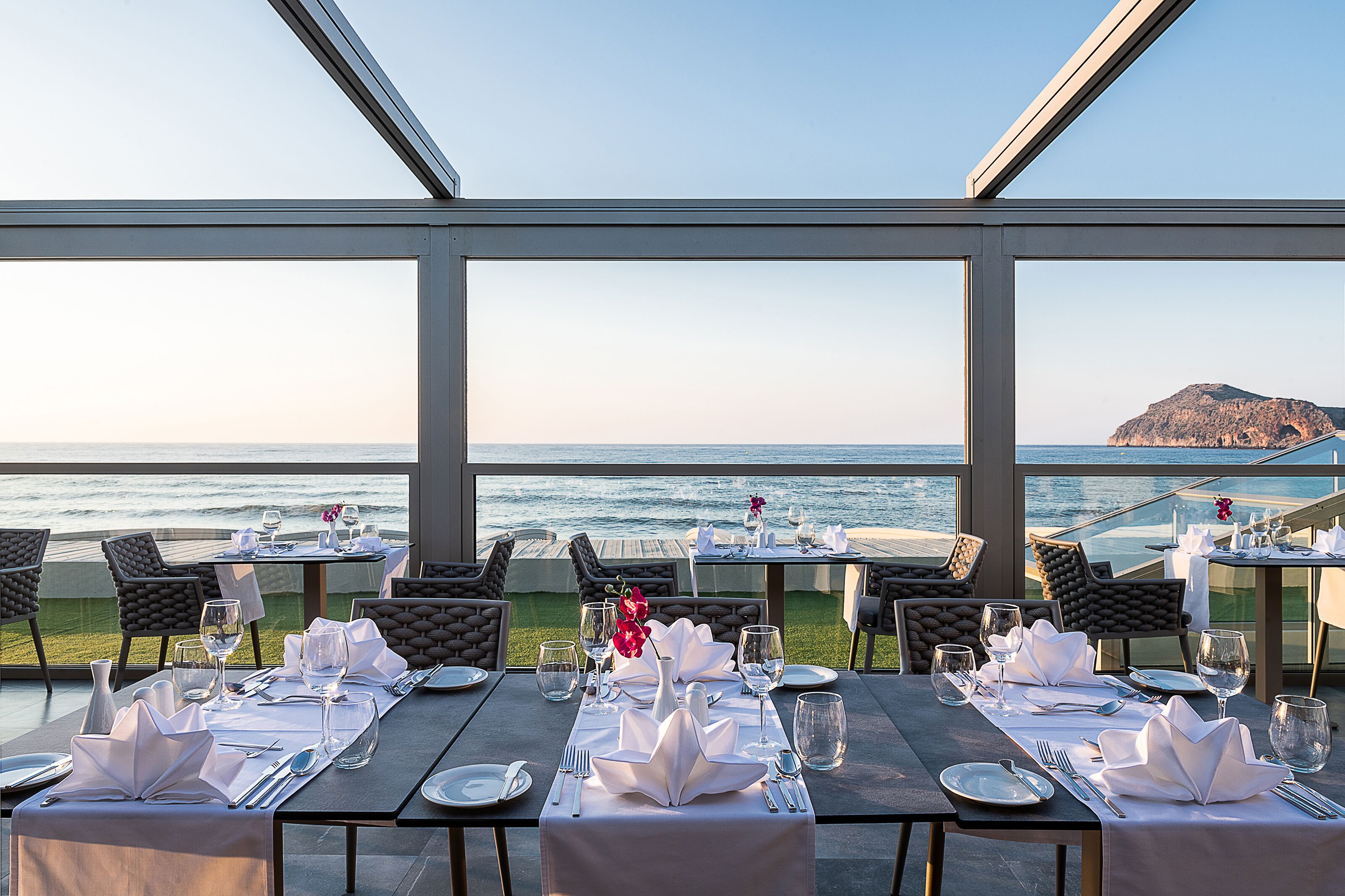 Breakfast, lunch, dinner served; beach views 