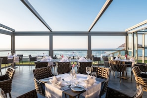 Frukost och lunch serveras, med utsikt mot stranden 