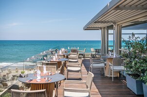 Σερβίρεται πρωινό, μεσημεριανό, βραδινό με θέα στην παραλία