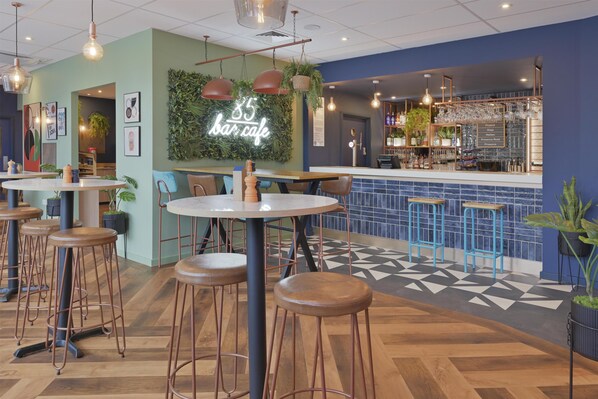 Bar (on property) - Travelodge Borehamwood (Borehamwood)