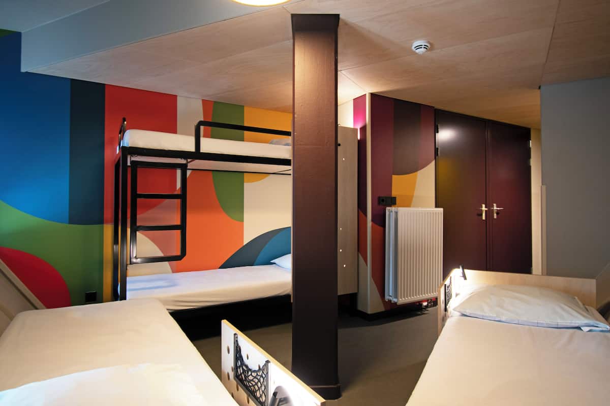 WiFi (free), bed sheets