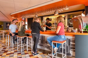 Bar (on property) - Stayokay Rotterdam - Hostel (Rotterdam)
