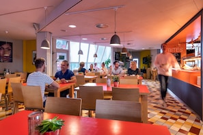 Café da manhã com buffet todos os dias (EUR 9.95 por pessoa)