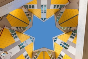 A geometric building with a star-like facade and multiple windows. - Stayokay Rotterdam - Hostel to Stayokay Rotterdam - fully renovated April 2026 (Rotterdam)