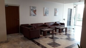 Lobby sitting area - Caspia Hotel New Delhi Shalimar Bagh (New Delhi)