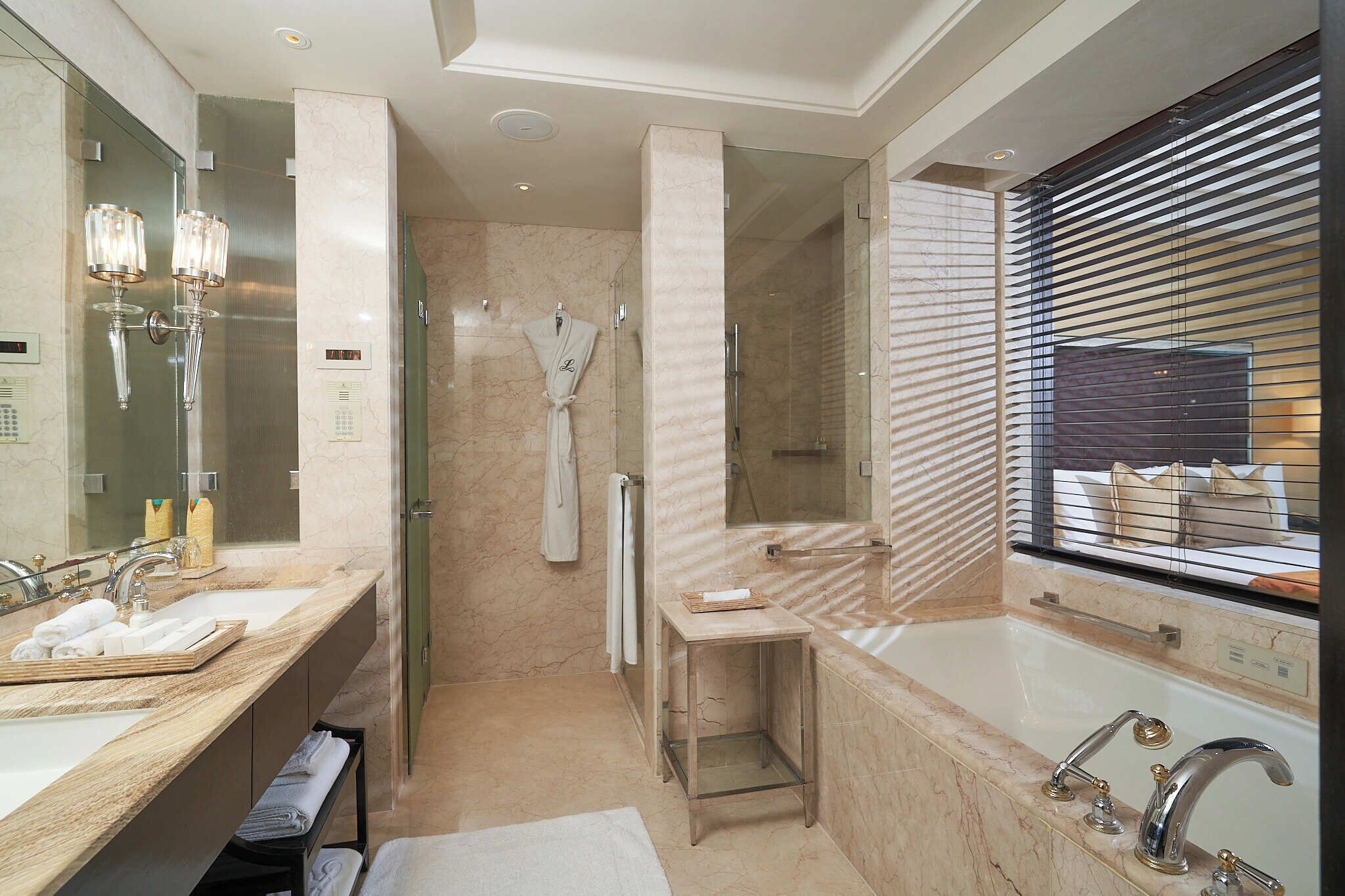 grand twin room, sea view (grand palace sea view room) | bathroom | combined shower/bathtub, deep-soaking bathtub, hydromassage showerhead