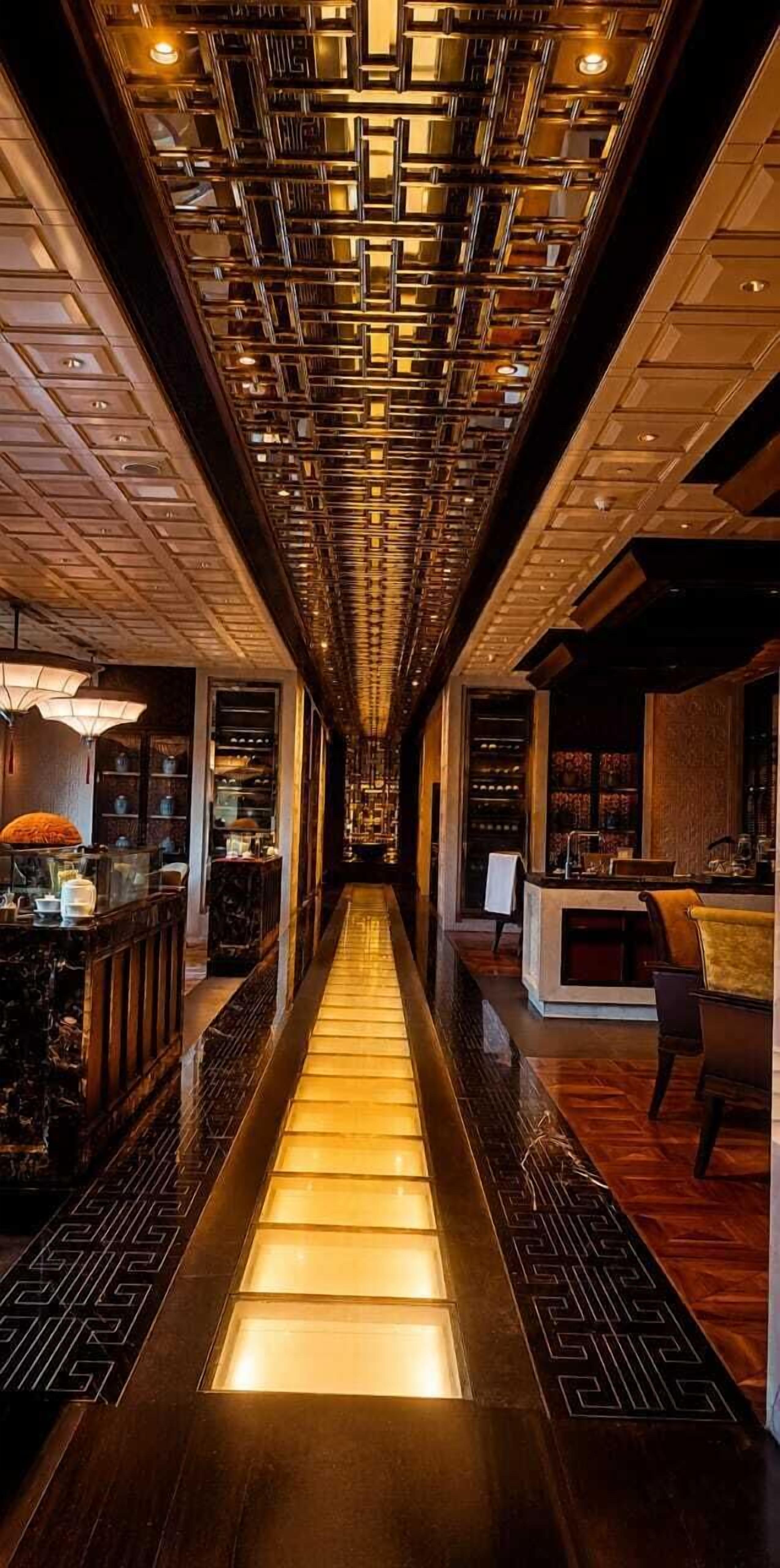 3 restaurants; breakfast, lunch and dinner served 