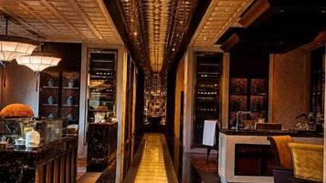 3 restaurants; breakfast, lunch and dinner served