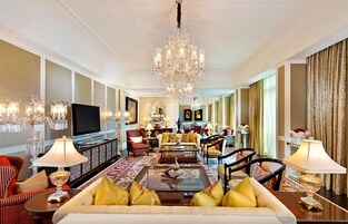 Suite presidencial | Ropa de cama de alta calidad, minibar, caja fuerte y escritorio