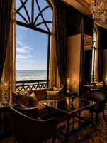 3 restaurants; breakfast, lunch and dinner served