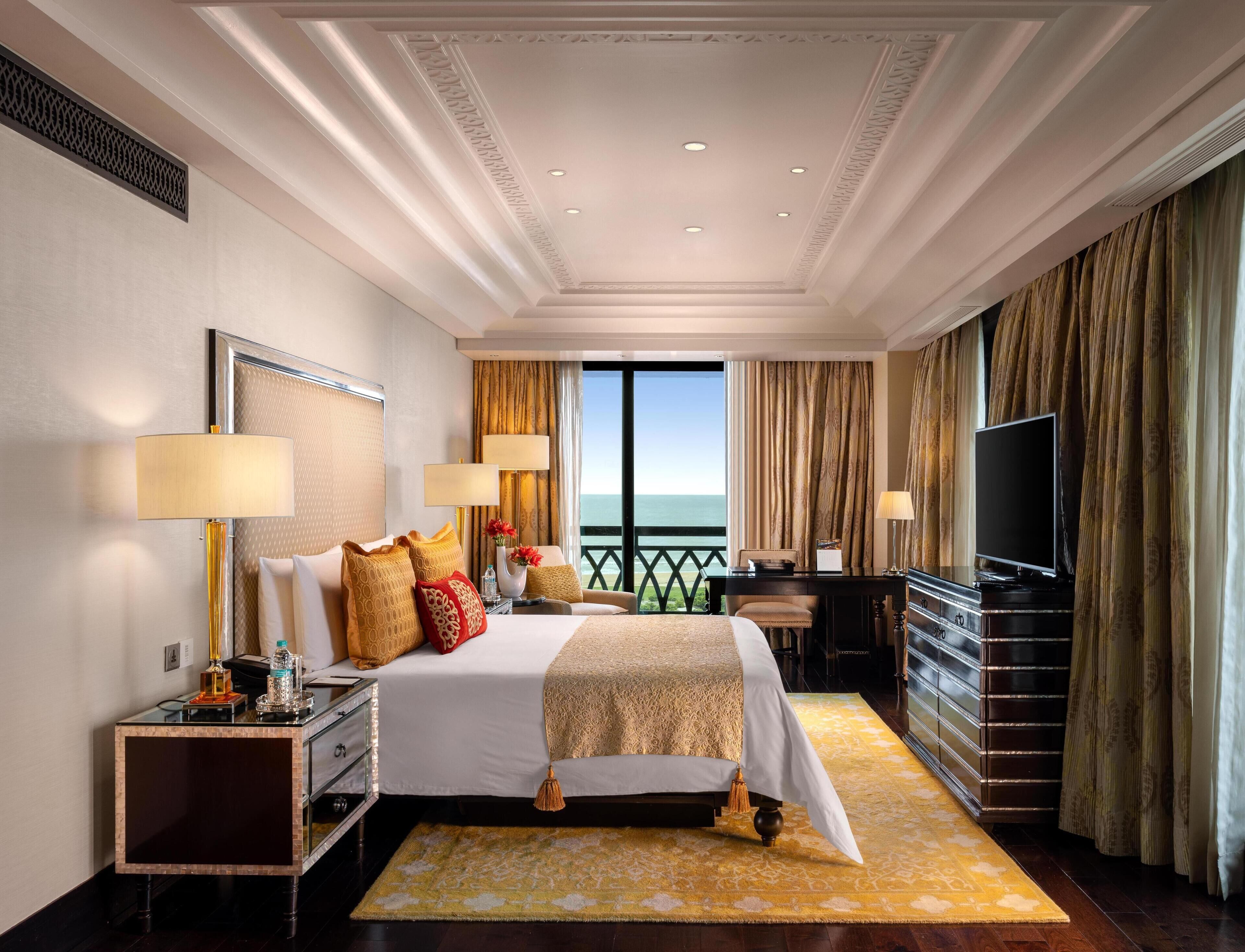 Habitación Royal, vista al mar (Club) | Ropa de cama de alta calidad y minibar 