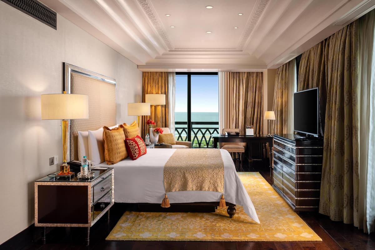Habitación Royal, vista al mar (Club) | Ropa de cama de alta calidad y minibar