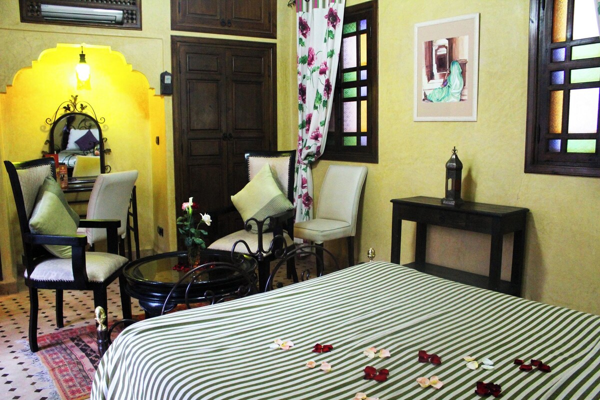 In-room safe, WiFi (free), alarm clocks