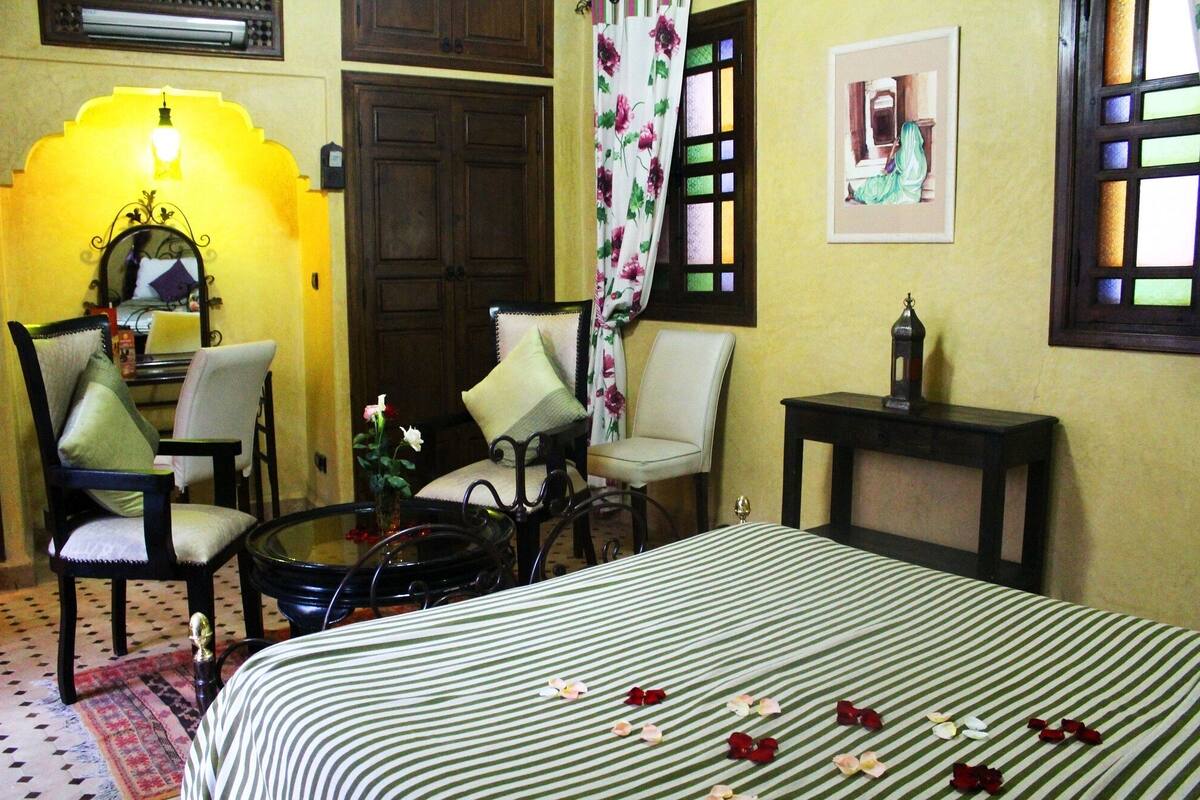 In-room safe, free WiFi, alarm clocks