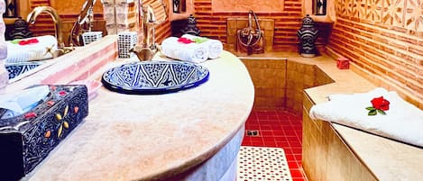 Suite Supérieure, salle de bains privée (Paprika) | Coffres-forts dans les chambres, lits bébé (gratuits)