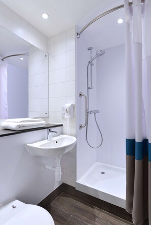 Bathroom - Travelodge Brighton Seafront (Brighton)