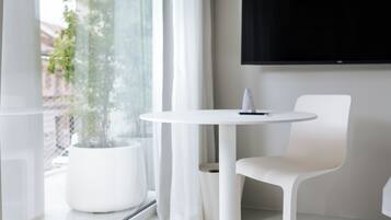 Roupas de cama antialérgicas, frigobar, cofres nos quartos, escrivaninha