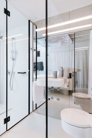 Amenidades de baño gratuitas, secadora de cabello, pantuflas, toallas 