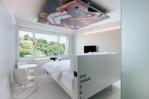 Hypo-allergenic bedding, minibar, in-room safe, desk