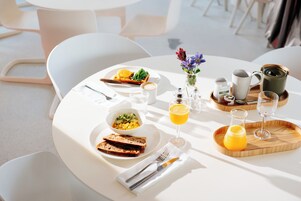 Daily cooked-to-order breakfast (EUR 10 per person)