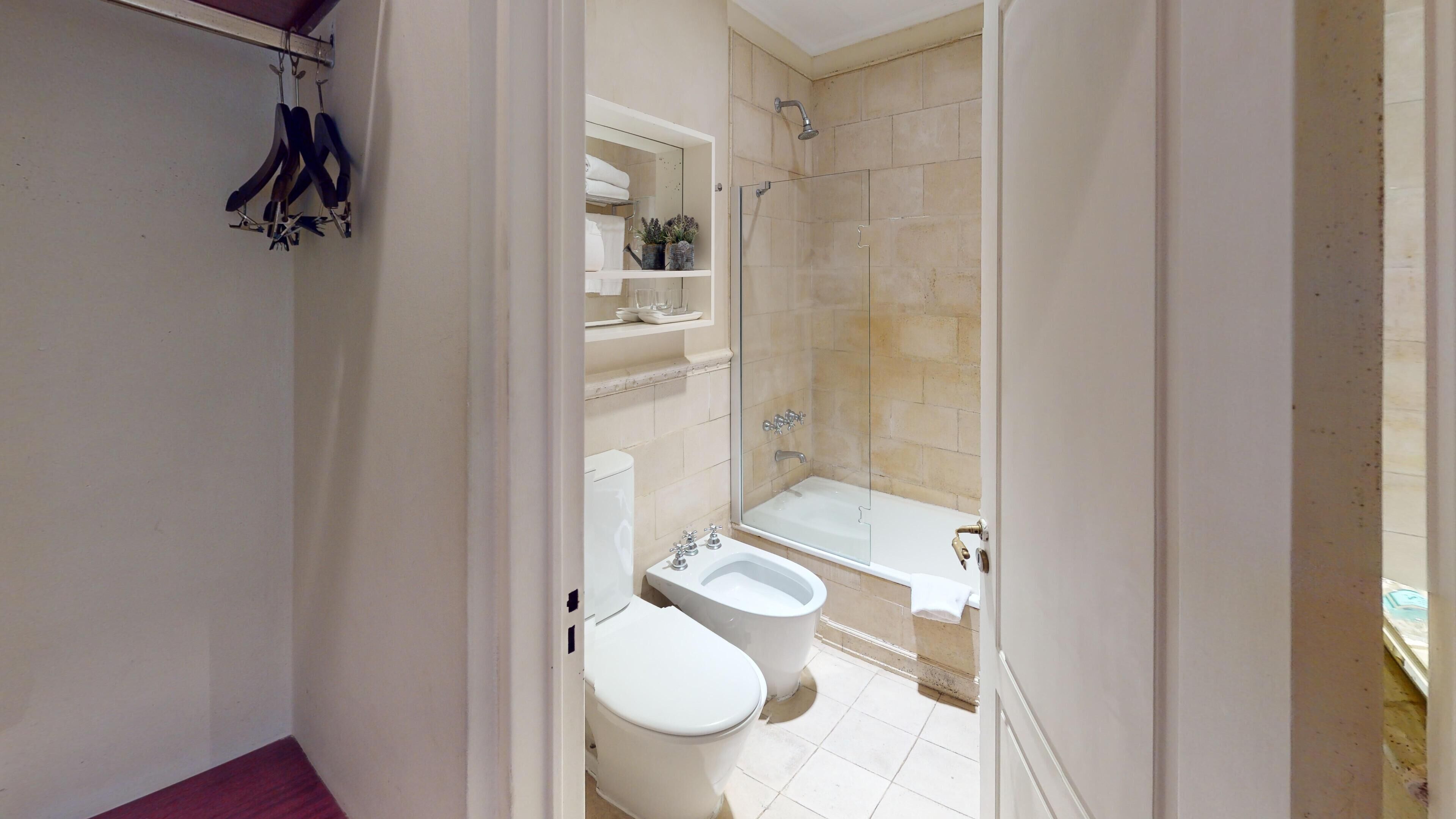 superior room, 1 queen bed | bathroom | combined shower/bathtub, deep-soaking bathtub, rainfall showerhead