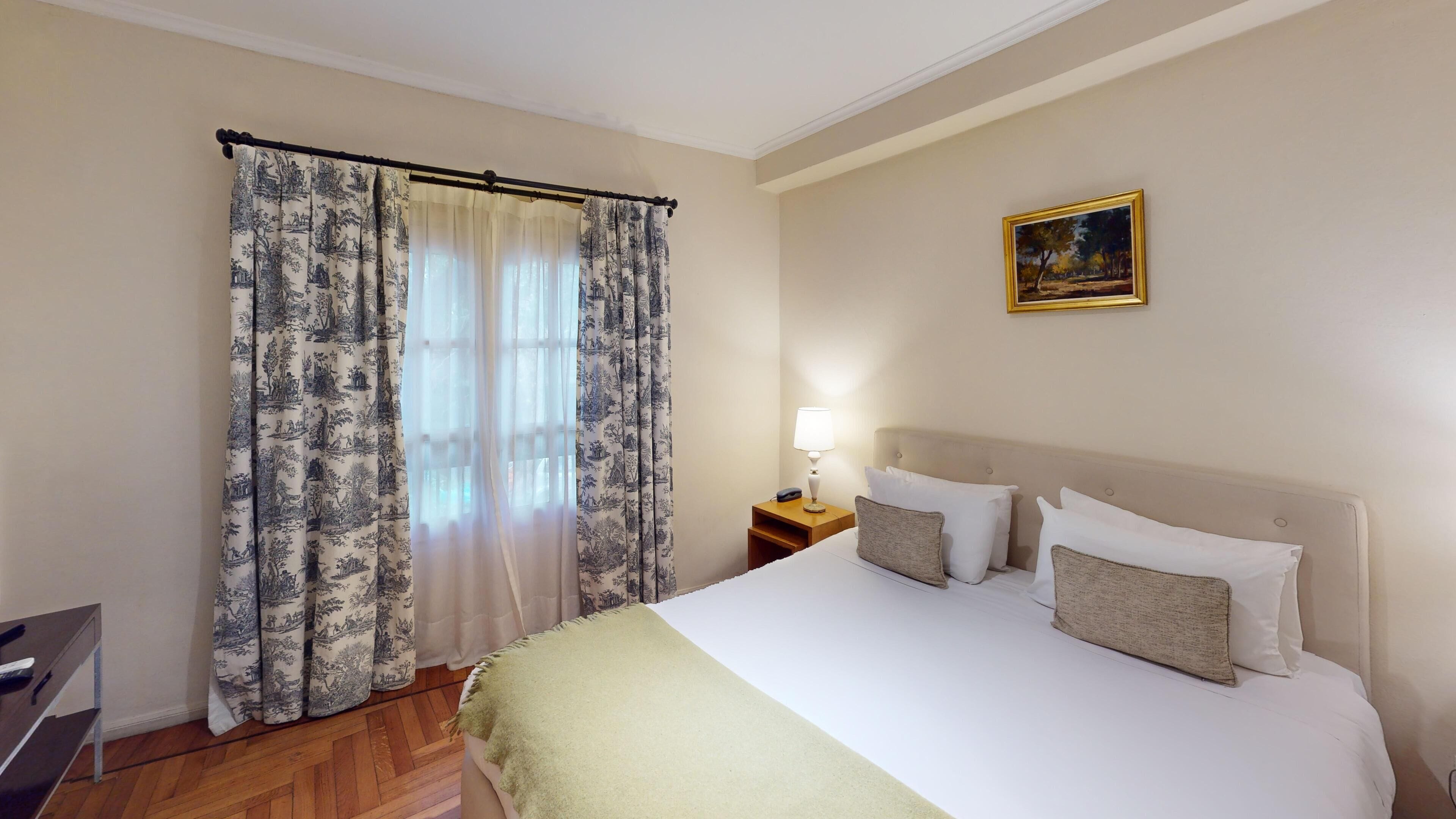 Camera Superior, 1 letto queen | Biancheria da letto di alta qualità, copriletto in piuma